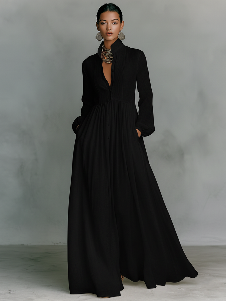 Vestido maxi minimalista en algodón y lino con patchwork, cuello alto y mangas largas