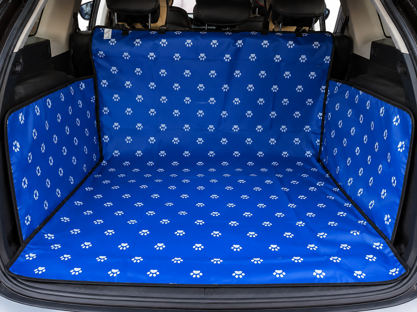 PawLuxe Auto Achterbank Beschermer voor Honden in blauw met witte pootafdrukken, beschermt de achterbank en kofferbak tegen vuil en krassen tijdens het reizen met huisdieren.