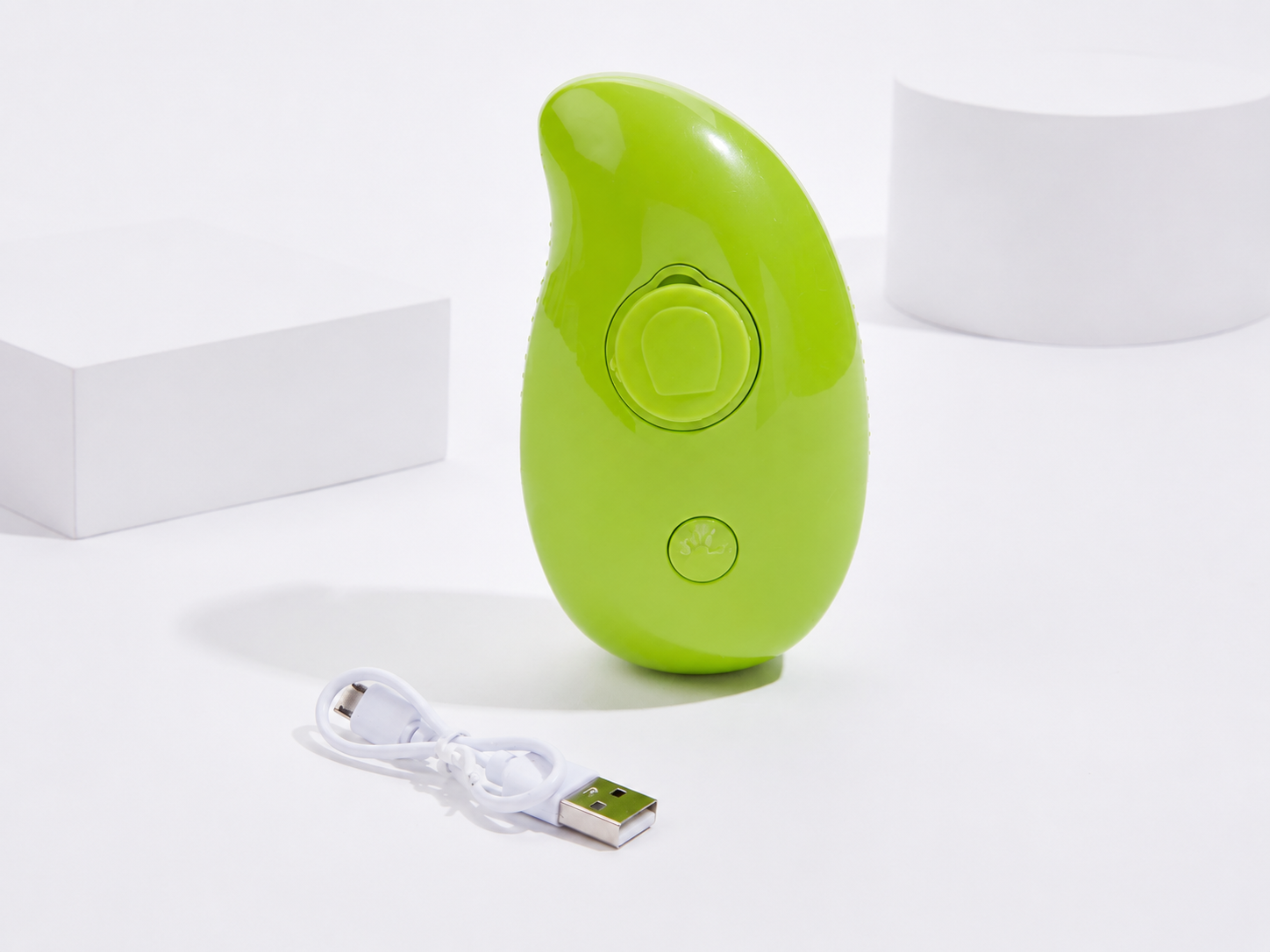 SteamyBrush – 3-in-1 Stoom Borstel voor Honden & Katten in een compact groen ontwerp met bijbehorende USB-oplaadkabel, ideaal voor premium huisdierverzorging.