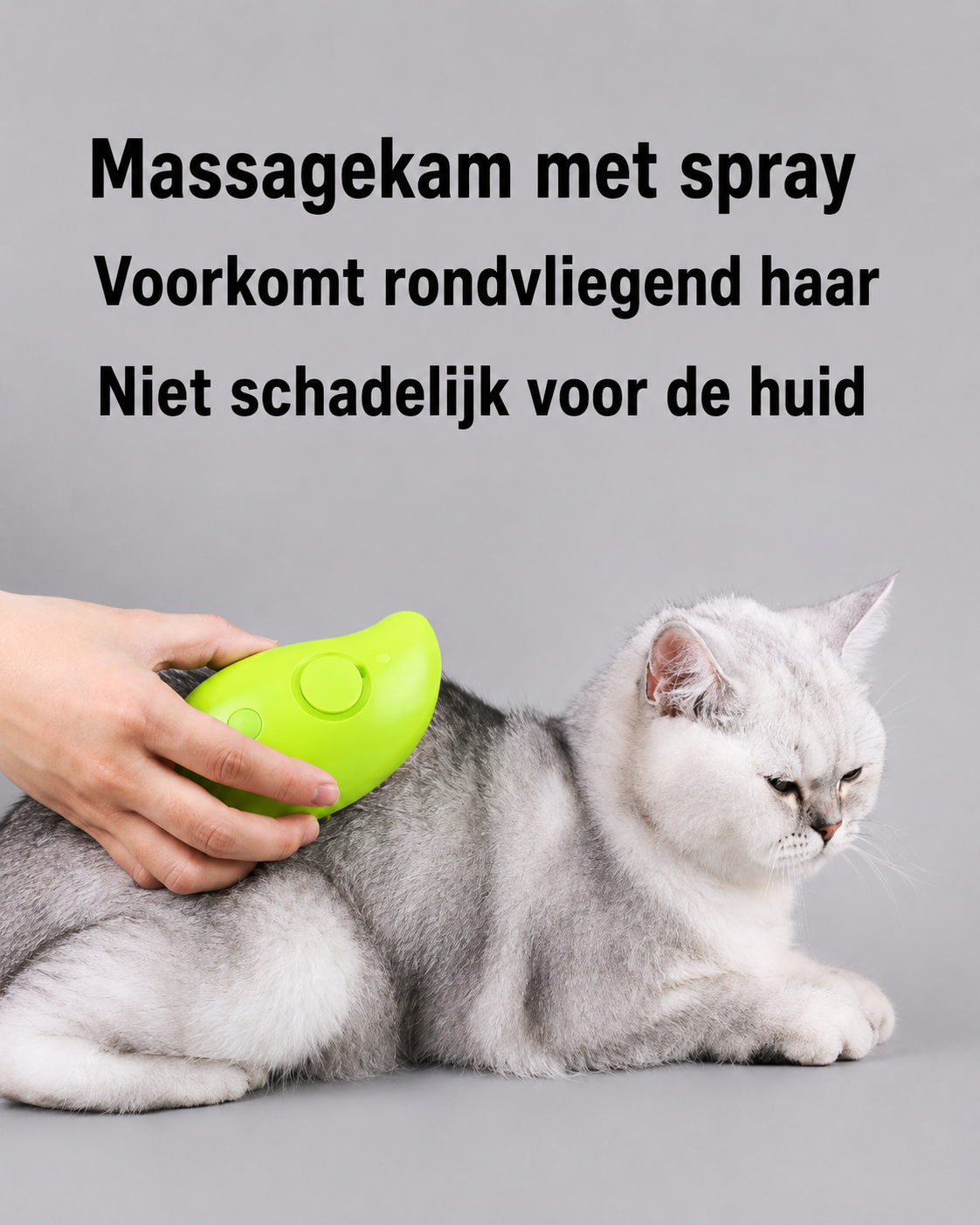 Hand die SteamyBrush – 3-in-1 Stoom Borstel voor Honden & Katten gebruikt als massagekam met spray op een grijze en witte kat om rondvliegend haar te voorkomen zonder de huid te beschadigen.