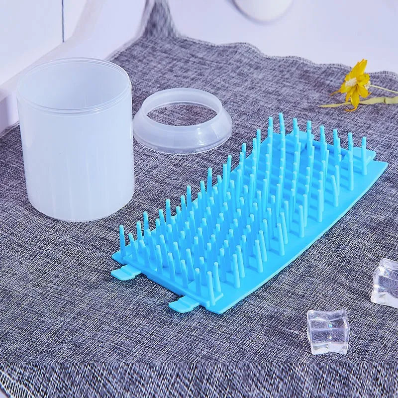 PawLuxe Pootreiniger voor Honden & Katten in blauwe siliconen met zachte borstelharen en bijbehorende witte waskom, ontworpen voor het hygiënisch reinigen van honden- en kattenpoten.