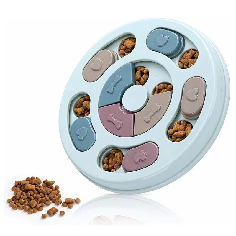 PawLuxe Interactieve Slow Feeder & Denkspel voor Honden en Katten in zachte pastelkleuren met verschillende compartimenten voor langzamere voeding en mentale stimulatie.