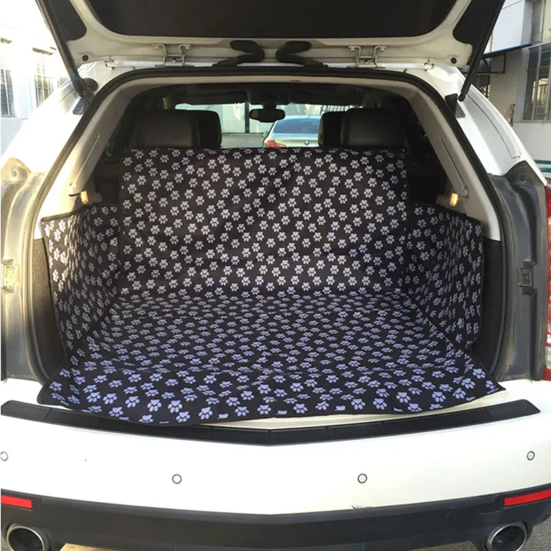 PawLuxe Auto Achterbank Beschermer voor Honden met waterdichte zwarte stof en witte pootafdrukken, beschermt effectief de auto en biedt comfort voor huisdieren tijdens reizen.