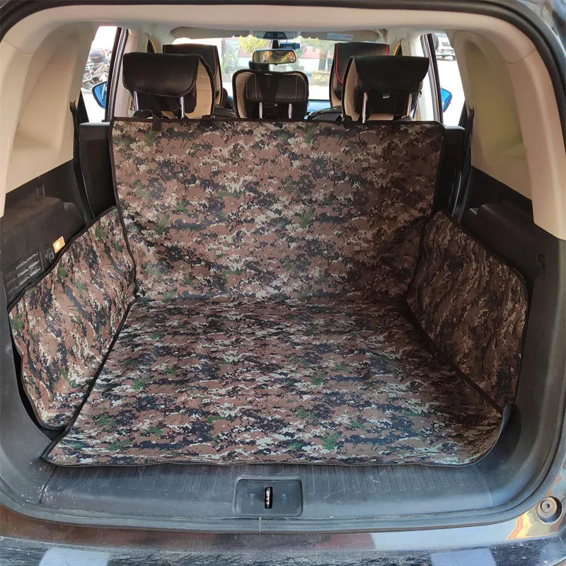 PawLuxe Auto Achterbank Beschermer voor Honden in camouflageprint, beschermt de achterbank en kofferruimte tegen vuil en krassen tijdens het vervoer van huisdieren.