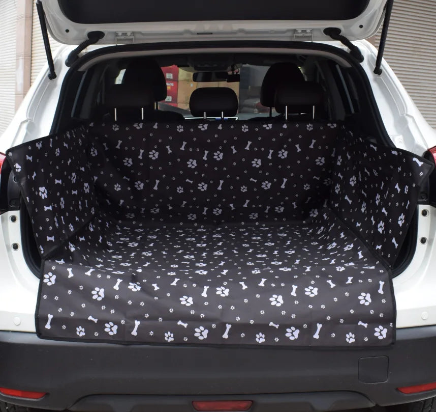 PawLuxe Auto Achterbank Beschermer voor Honden in zwart met witte pootafdrukken en botten, beschermt de achterbank van de auto tegen vuil en krassen tijdens het reizen met huisdieren.