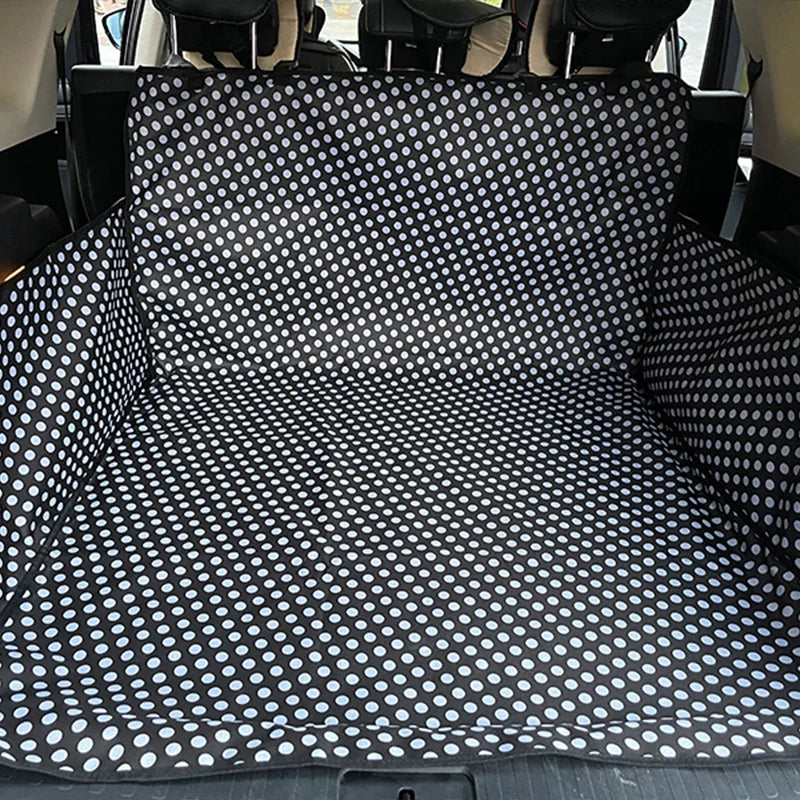 PawLuxe Auto Achterbank Beschermer voor Honden met zwart-wit stippenpatroon die de achterbank van de auto beschermt tegen vuil en krassen van huisdieren.