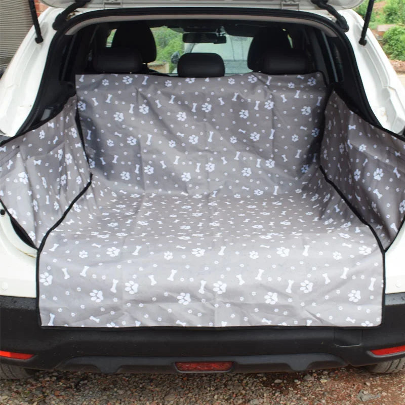 PawLuxe Auto Achterbank Beschermer voor Honden in grijs met witte botjes en pootafdrukken, beschermt de achterbank en achterruimte van de auto tegen vuil en beschadigingen.