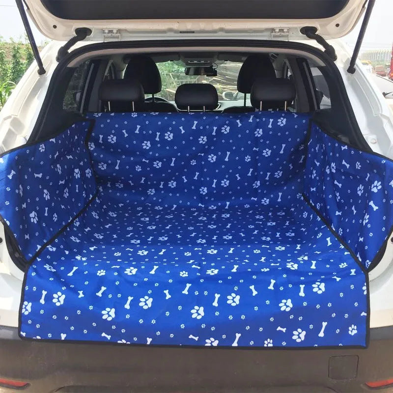 PawLuxe Auto Achterbank Beschermer voor Honden in blauw met witte pootafdrukken en botjes, ontworpen om de achterbank van de auto te beschermen tegen vuil en krassen.