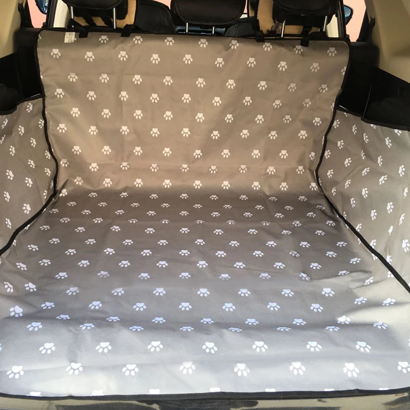 PawLuxe Auto Achterbank Beschermer voor Honden met duurzaam, waterafstotend materiaal en patroon van witte hondenpootjes, ideaal voor bescherming van de huisdierenbank tijdens autoritten.